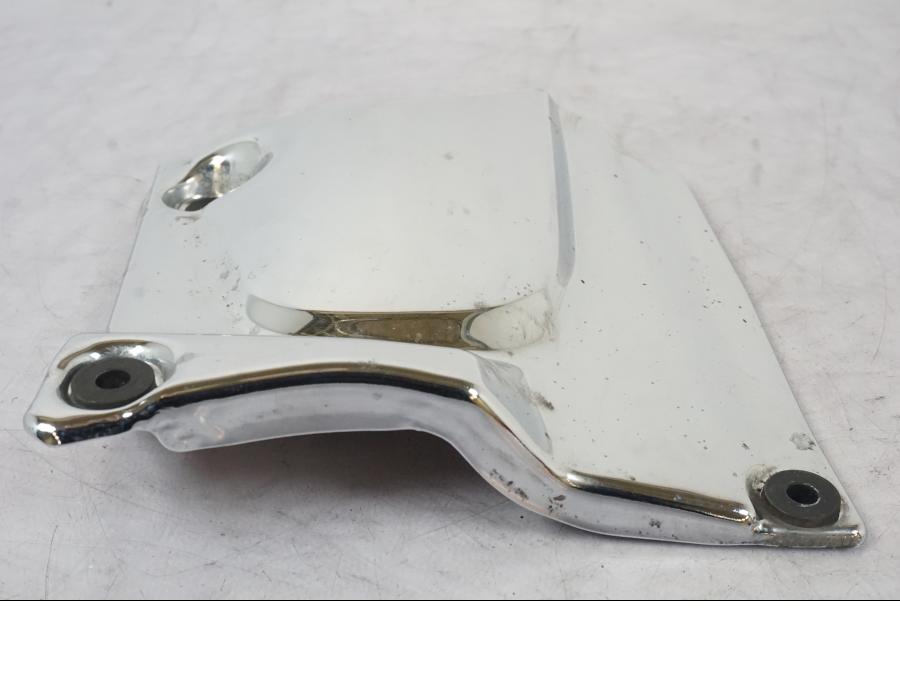 Snett uppifrån på Transmissionskåpa från en Suzuki VL 800 -2002 motorcykel.