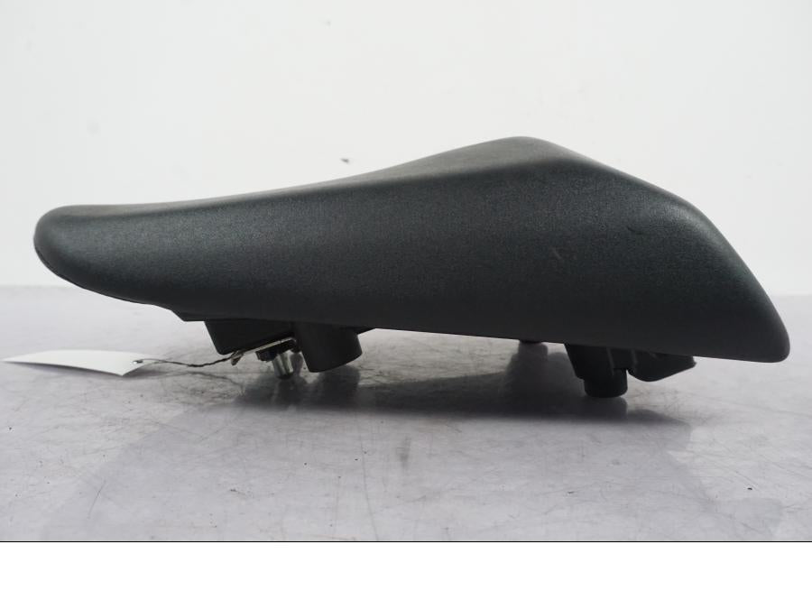 Höger sida på Sadel från en Suzuki GSF 1250 -2010 motorcykel.