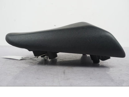 Höger sida på Sadel från en Suzuki GSF 1250 -2010 motorcykel.