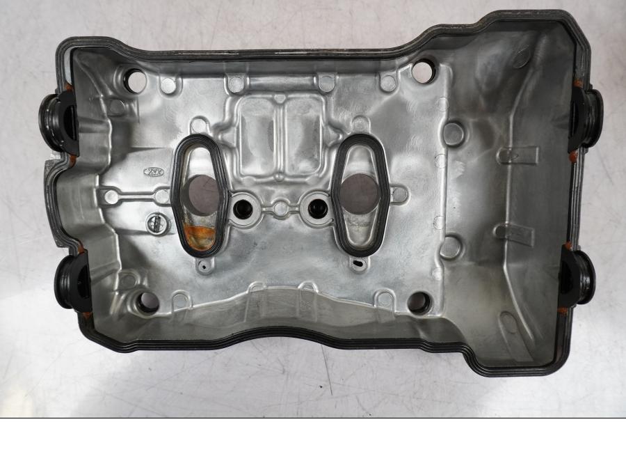 Höger sida på Ventilkåpa från en Honda VFR 800 -2005 motorcykel.