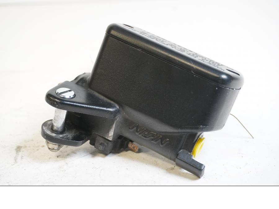 Baksidan på Bromshuvudcylinder från en Honda CBR 1100 XX -2000 motorcykel.