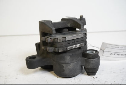 Höger sida på <p>Bromsok bak från Yamaha YZF 1000 R1 2005.</p>

<p>Ett kolvs ok. Nissin.</p> motorcykel.