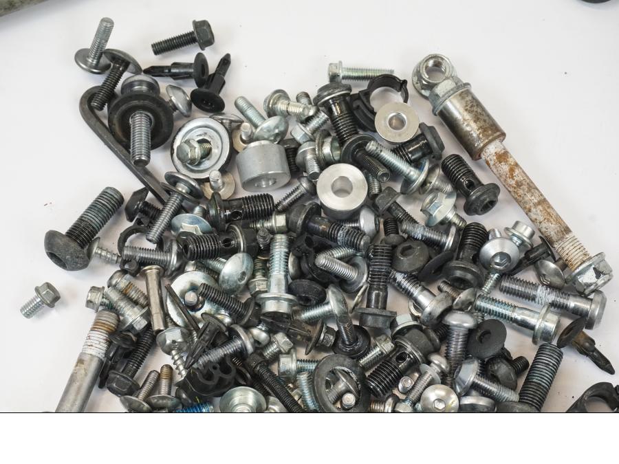 Höger sida på Skruv / Mutter etc från en Yamaha MT-07 -2016 motorcykel.