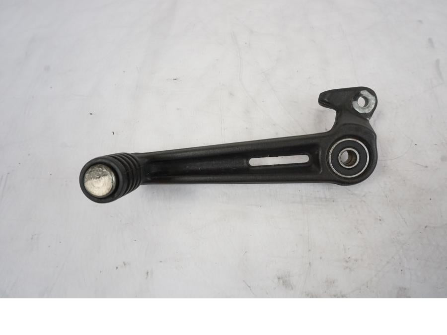 Baksidan på Bromspedal från en KTM 125 Duke -2017 motorcykel.