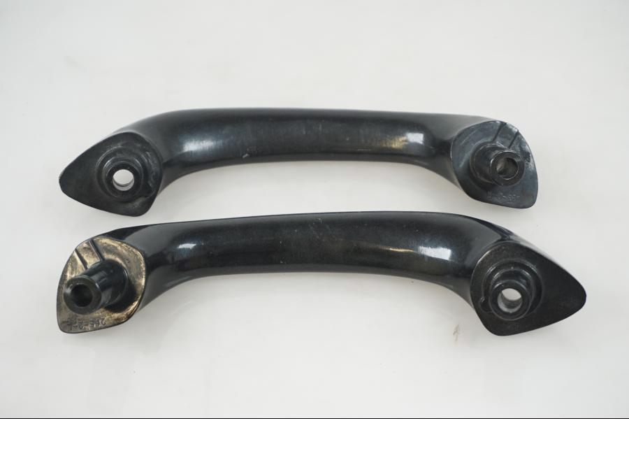 Baksidan på Passagerarhandtag från en Suzuki GSF 1200 -2000 motorcykel.