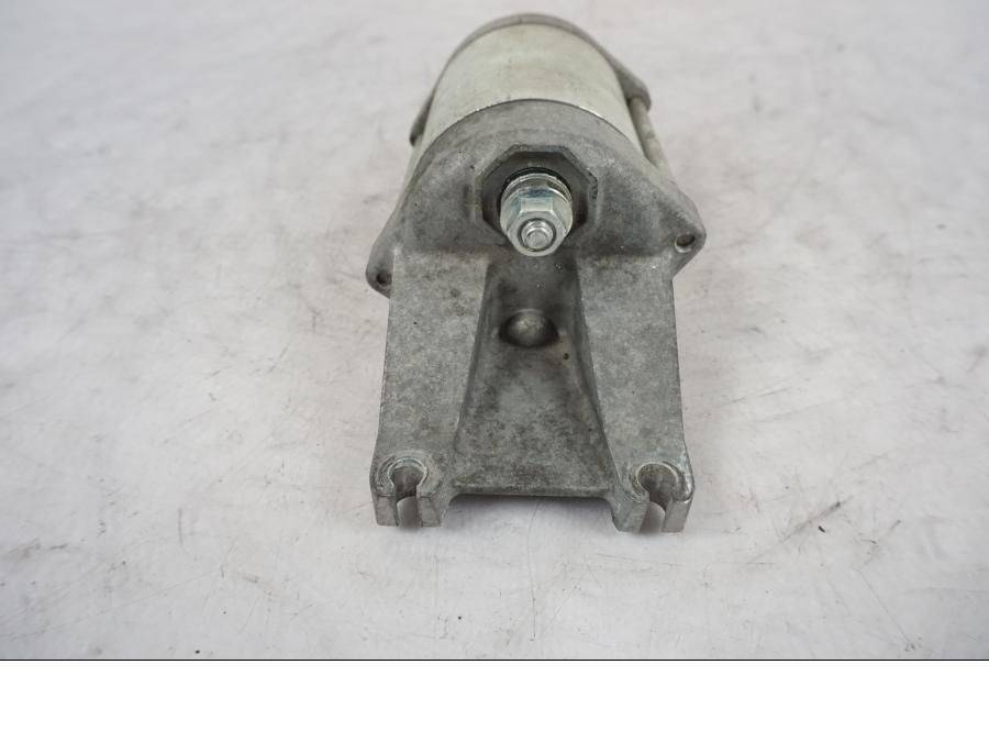 Vänster sida på Startmotor från en Kawasaki Versys 650 -2014 motorcykel.