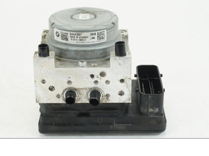 Snett nerifrån på ABS Modulator från en BMW R 1250 GS -2019 motorcykel.