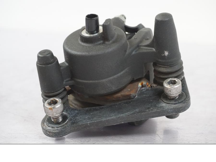 Vänster sida på Bromsok från en Kawasaki ER-6N -2016 motorcykel.