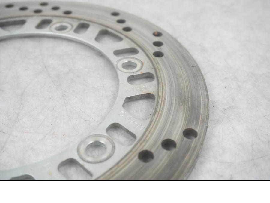 Vänster sida på Bromsskiva från en Kawasaki GPZ 600 -1993 motorcykel.