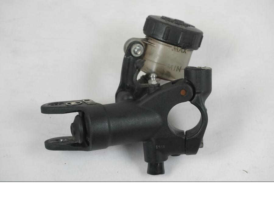 Framsidan på Kopplingshuvudcylinder från en KTM 1290 Super Duke R -2018 motorcykel.