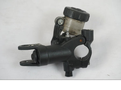 Framsidan på Kopplingshuvudcylinder från en KTM 1290 Super Duke R -2018 motorcykel.