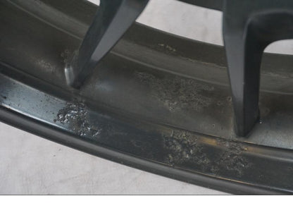 Snett nerifrån på Fälg från en Triumph Tiger Explorer -2013 motorcykel.