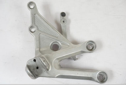 Framsidan på Fotpinnefäste från en Honda CBR 1000 RR -2007 motorcykel.