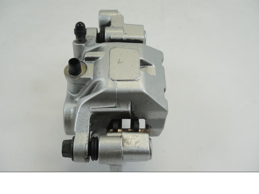 Baksidan på Bromsok från en Yamaha XVS 1100 -2003 motorcykel.