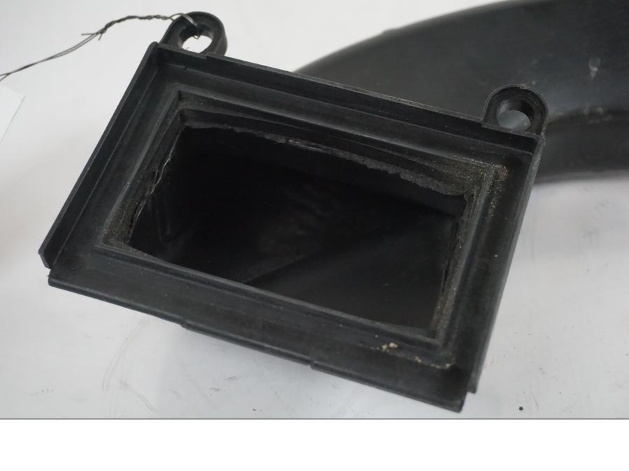 Baksidan på Luftburksnorkel från en BMW F 650 CS -2002 motorcykel.