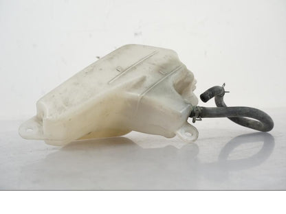 Baksidan på Vattenexpansionskärl från en Kawasaki ER-6F -2010 motorcykel.