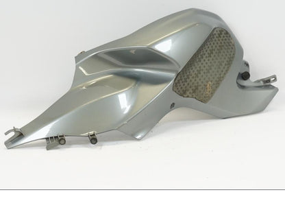 Baksidan på Bensintankskåpa från en BMW K 1200 S -2006 motorcykel.