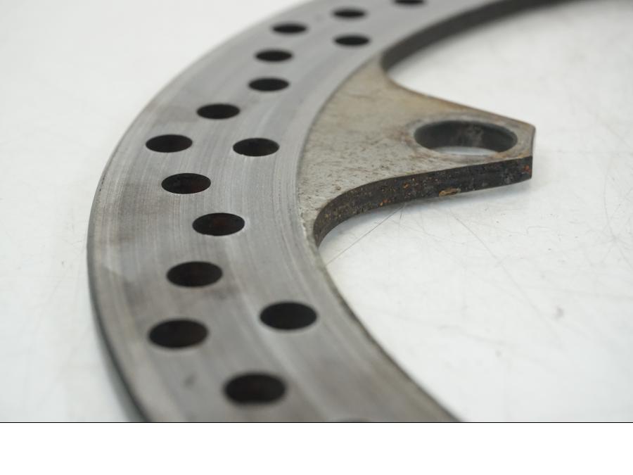 Snett uppifrån på Bromsskiva från en BMW K 1200 LT -2004 motorcykel.