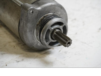 Baksidan på Startmotor från en Suzuki GSX 1400 -2003 motorcykel.