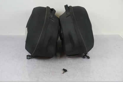 Framsidan på Sidoväska från en Ducati Diavel -2015 motorcykel.