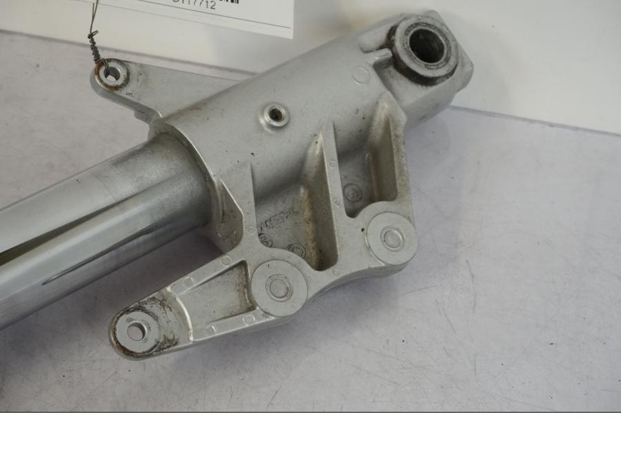 Snett uppifrån på Gaffelben från en Suzuki VZ 800 -2000 motorcykel.