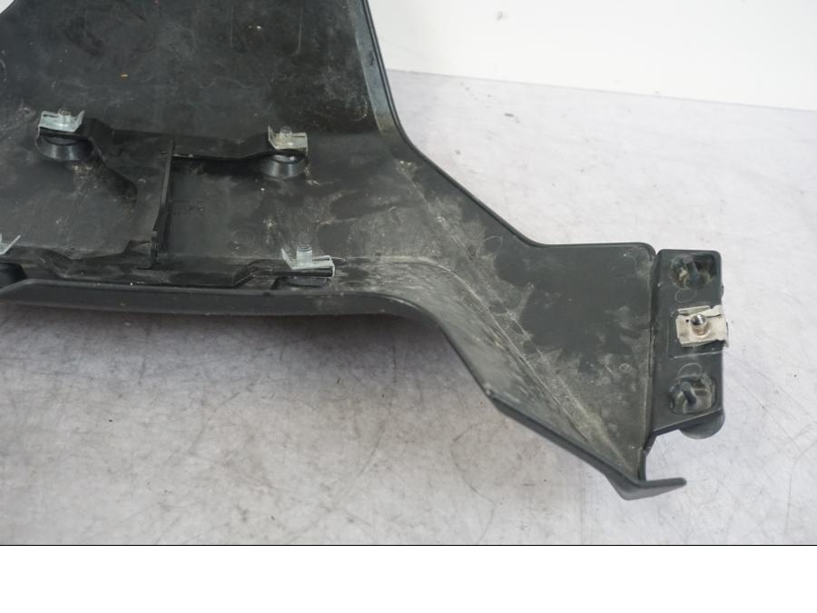 Snett nerifrån på Hasplast från en KTM 1290 Super Adventure S -2022 motorcykel.