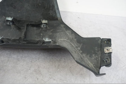 Snett nerifrån på Hasplast från en KTM 1290 Super Adventure S -2022 motorcykel.