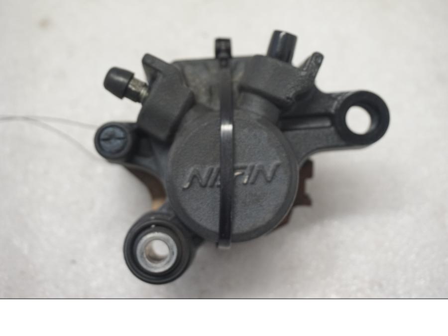 Framsidan på Bromsok från en Suzuki SV 650 -2016 motorcykel.