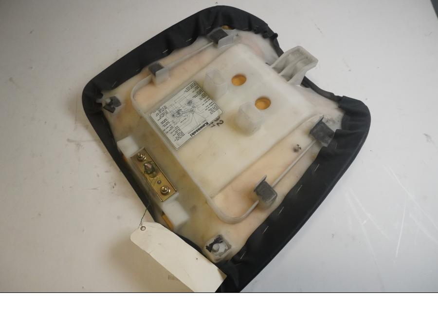 Höger sida på Sadel från en Kawasaki ZX-7R -1997 motorcykel.