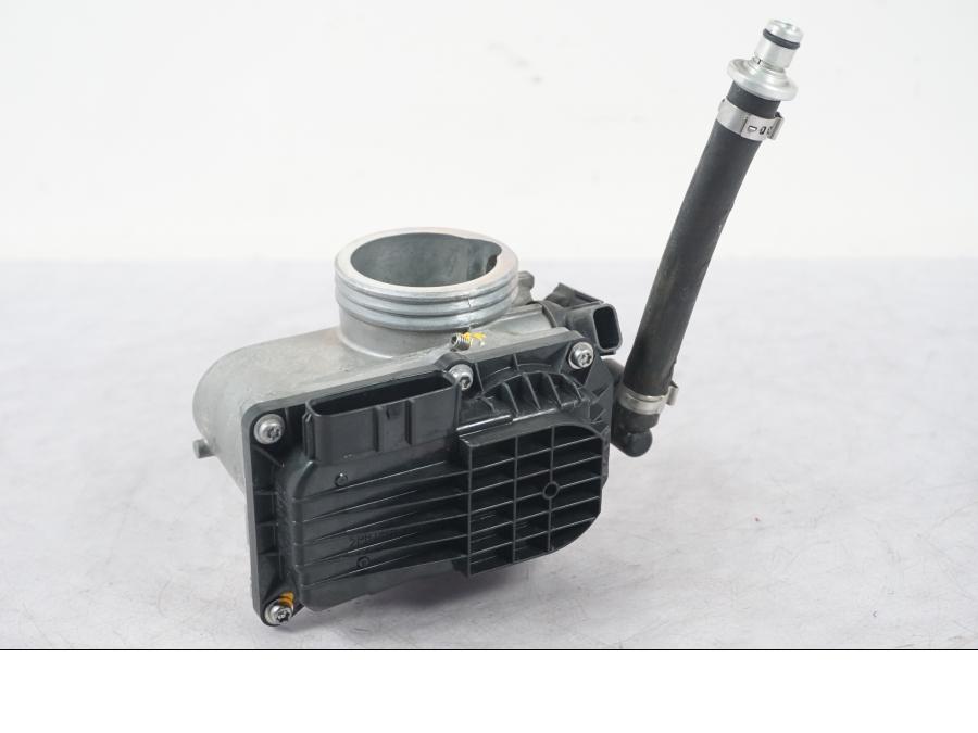 Framsidan på Spjällhus från en KTM 690 Duke -2015 motorcykel.