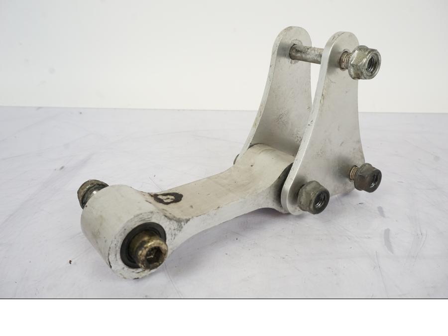 Baksidan på Stötdämparlänkage från en Honda VFR 750 -1994 motorcykel.