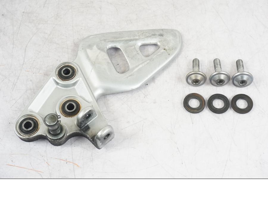 Framsidan på Fotpinnefäste från en Suzuki GSX 1300 RX -1999 motorcykel.