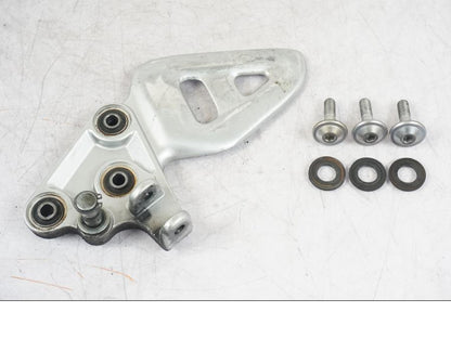 Framsidan på Fotpinnefäste från en Suzuki GSX 1300 RX -1999 motorcykel.