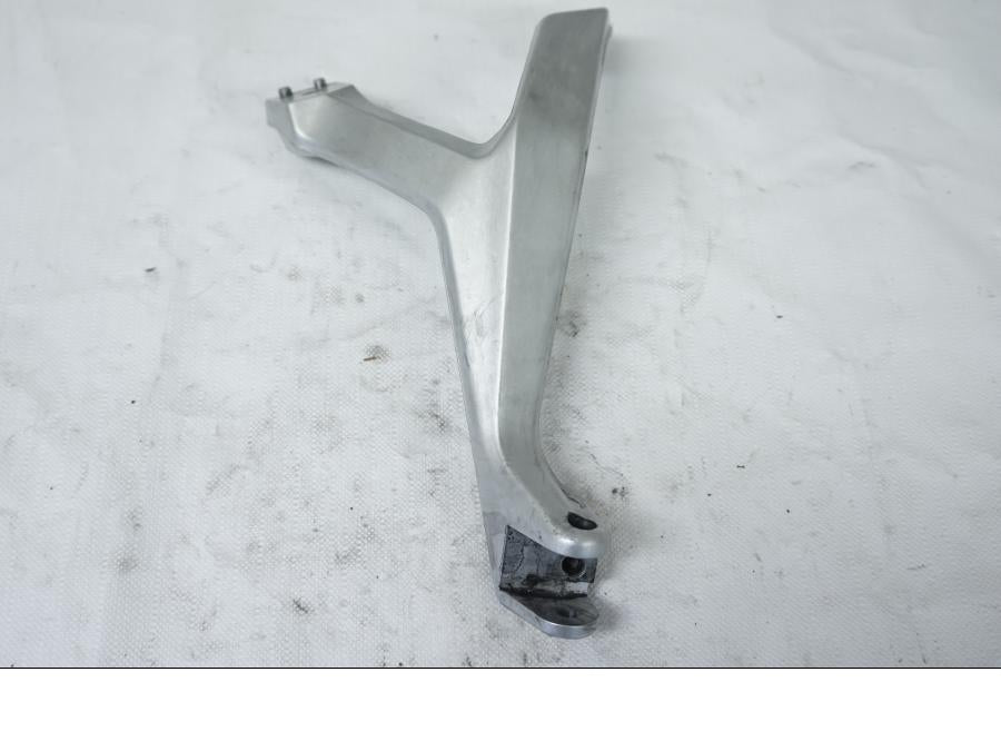 Höger sida på Fotpinnefäste från en Ducati 899 Panigale -2015 motorcykel.