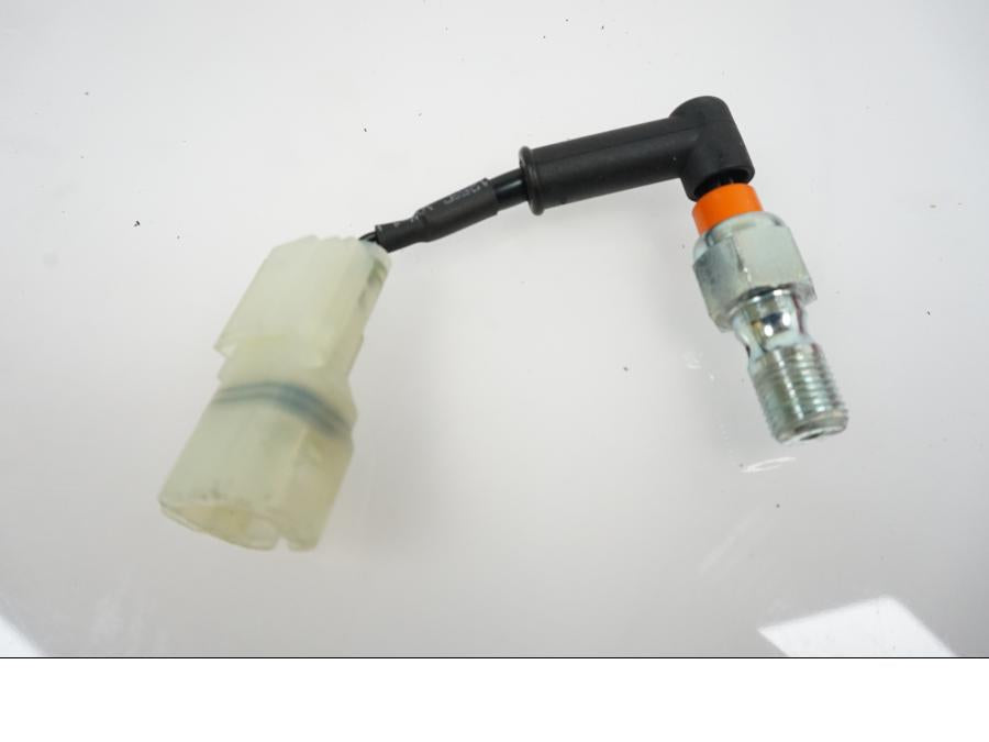 Baksidan på Bromsljuskontakt från en KTM 890 Duke -2020 motorcykel.