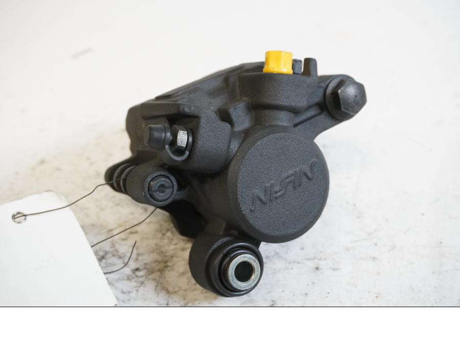 Framsidan på <p>Bromsok bak från Kawasaki Z 800 ABS 2014.</p>

<p>Nissin, ett kolvs ok.</p> motorcykel.