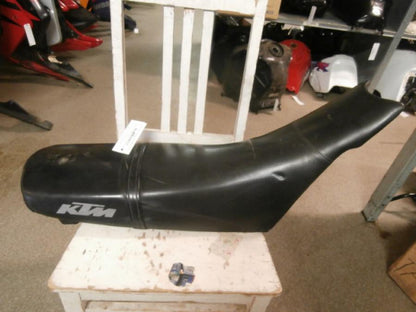 Framsidan på Sadel från en KTM 640 Duke -2001 motorcykel.