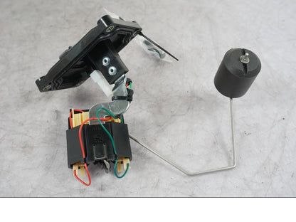 Snett nerifrån på Bensinnivågivare från en Ducati Multistrada V4 -2024 motorcykel.