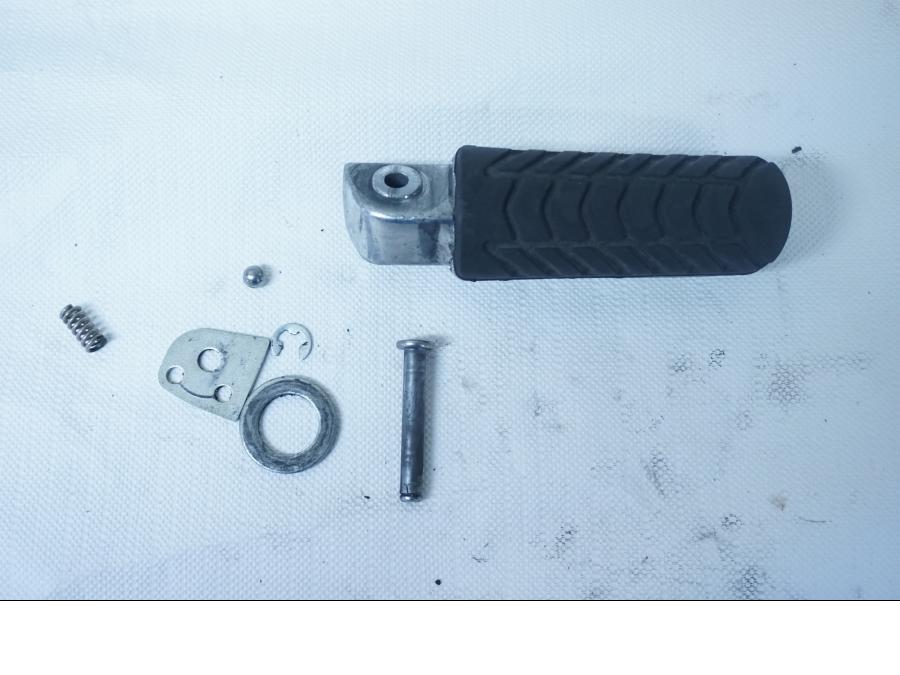 Framsidan på Fotpinne från en Kawasaki Ninja 650 -2018 motorcykel.