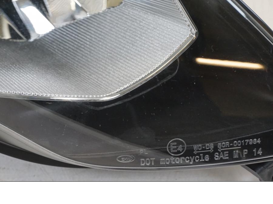 Höger sida på Strålkastare från en BMW S 1000 XR -2014 motorcykel.