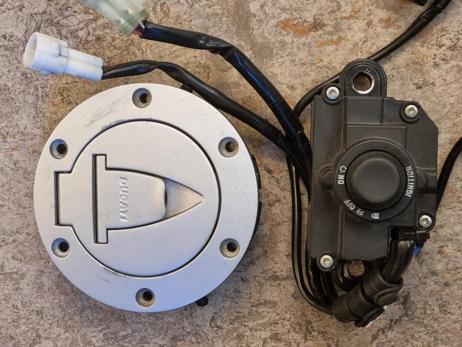 Baksidan på Låssats från en Ducati Multistrada 1260 -2019 motorcykel.