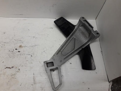 Baksidan på Fotpinnefäste från en Kawasaki KLE 500 -2001 motorcykel.