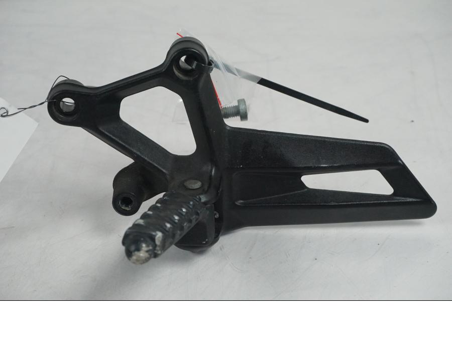 Framsidan på Fotpinnefäste från en KTM 1290 Super Duke GT -2017 motorcykel.