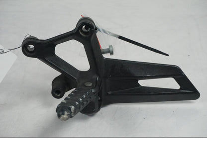 Framsidan på Fotpinnefäste från en KTM 1290 Super Duke GT -2017 motorcykel.