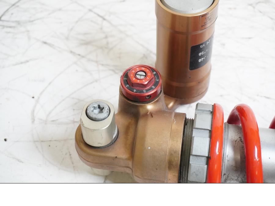 Vänster sida på Stötdämpare från en BMW S 1000 RR -2010 motorcykel.