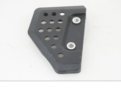 Vänster sida på Fotpinnehälskydd från en H-D Adventure Pan America Special RA1250S -2021 motorcykel.