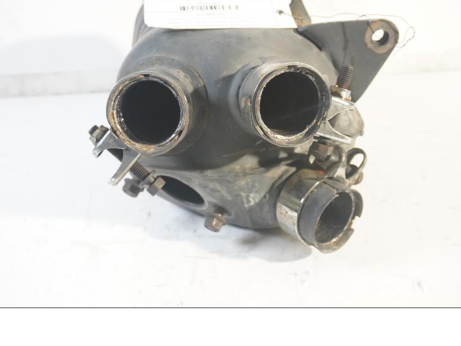 Vänster sida på Mellanburk från en Suzuki VZ 1600 -2005 motorcykel.