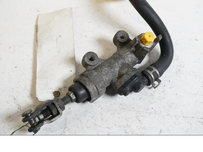 Vänster sida på <p>Bromshuvudcylinder bak från Suzuki GSX-R 750 1998.</p>

<p>Ink behållare.</p> motorcykel.