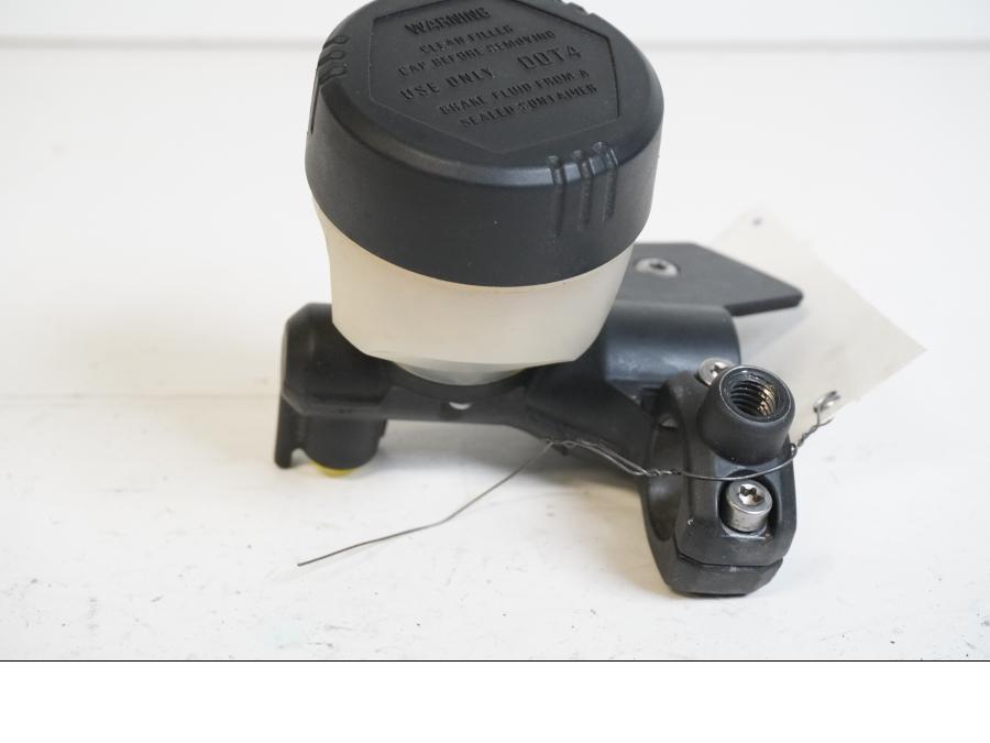 Baksidan på Bromshuvudcylinder från en BMW K 1200 R -2006 motorcykel.