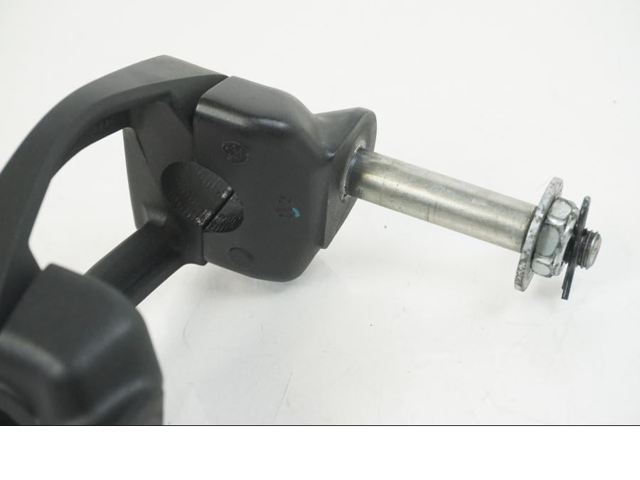 Snett uppifrån på Styrfäste från en Kawasaki ER-6F -2016 motorcykel.